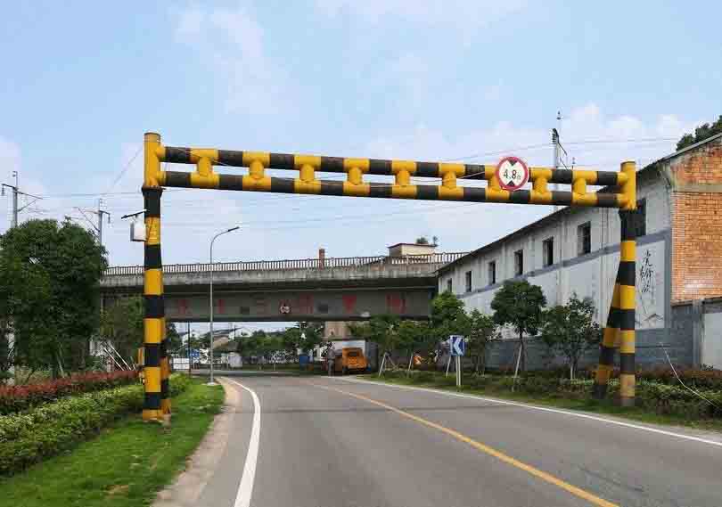 乌鲁木齐铁路限高架